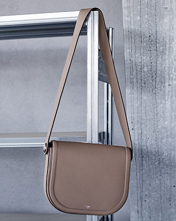 استمتع برحلات الصيف مع حقيبة Fendi Chiodo